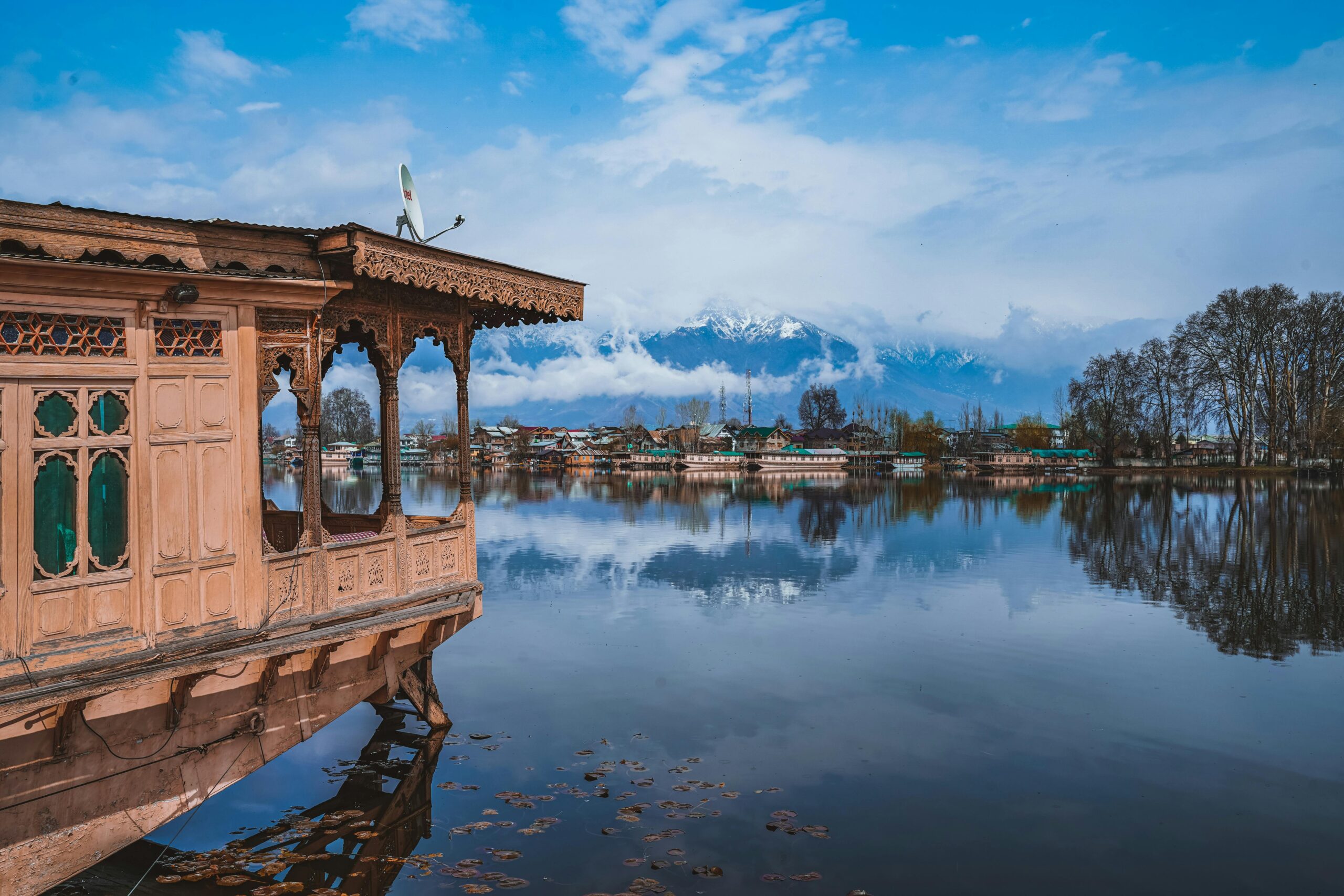 Floating Through Time: The Story of Kashmir’s Houseboats - Tripping Heights